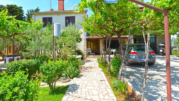 Un quartiere residenziale con un vialetto in pietra che conduce a una casa con un camino.