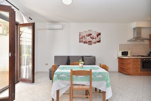 Apartamento standard, 1 quarto (108/216) | Cozinha privada | Geladeira, micro-ondas, fogão, cooktop