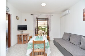 Departamento estándar, 1 habitación (108/216) | Área de sala de estar | Televisión 