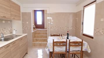 Standard-Apartment, 2 Schlafzimmer (154/328) | Essbereich im Zimmer