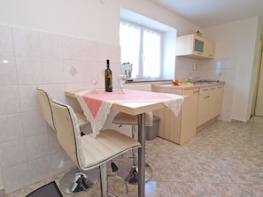 Refrigerador, placa de cocina, utensilios de cocina