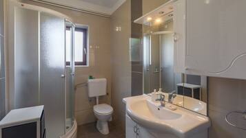 Standard Apartment, 2 Bedrooms (167/143209) | Bathroom