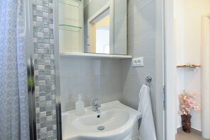 Standard Apartment, 2 Bedrooms (167/363) | Bathroom | Shower, towels - Apartment 167 (Novigrad)