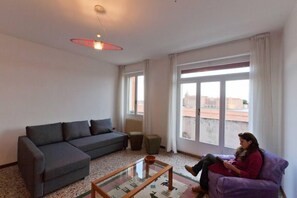 Fernseher, Bücher, Stereoanlage