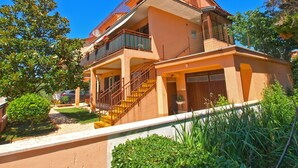 A two-story house with a balcony, a staircase, and a garage. - Apartment 250 (Fazana)