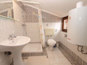 Standard Apartment, 1 Bedroom (0155) | Bathroom | Shower, hair dryer, towels