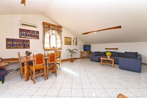 Departamento estándar, 3 habitaciones (316/715) | Área de sala de estar | Televisión