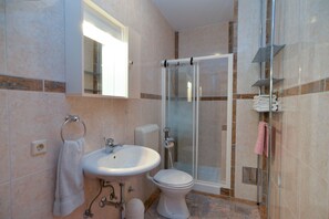 Standard Apartment, 1 Bedroom (336/768) | Bathroom