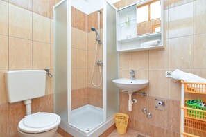 Apartamento standard, 2 quartos (344/791) | Banheiro | Chuveiro, secador de cabelo, toalhas de banho 