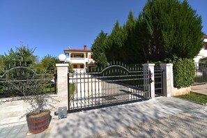 المنشأة من الخارج