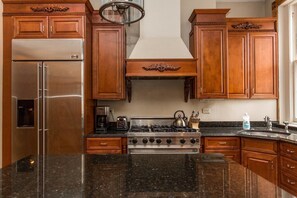 House (5 Bedrooms) | Private kitchen | Dining tables - Safe Spacious Mansion Indowntown (Chicago)