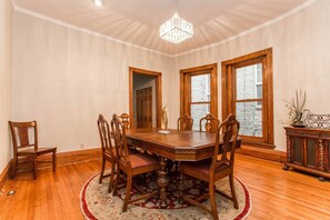 Dining - Safe Spacious Mansion Indowntown (Chicago)