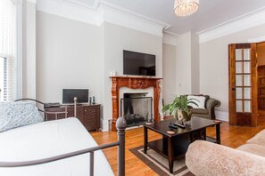 House (5 Bedrooms) | Living room | TV - Safe Spacious Mansion Indowntown (Chicago)
