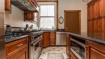 House (5 Bedrooms) | Private kitchen | Dining tables