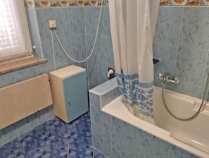 Appartement Standard, 2 chambres (0159) | Salle de bain | Baignoire profonde, serviettes fournies