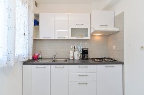 Apartamento estándar, 2 habitaciones (358/828) | Cocina privada | Frigorífico, microondas, placa de cocina y utensilios de cocina