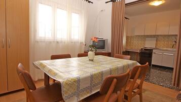 Standard Apartment, 3 Bedrooms (359/830) | In-room dining