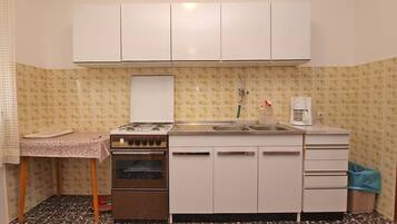 Standard Apartment, 3 Bedrooms (359/830) | Private kitchen | Fridge, stovetop, cookware/dishes/utensils