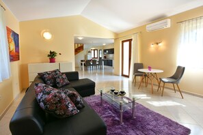 Standard Villa, 3 Bedrooms (0163) | Living room | TV - Villa 376 (Tinjan)