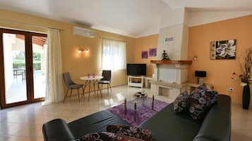 Standard Villa, 3 Bedrooms (0163) | Living room | TV