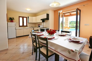 Villa estándar, 3 habitaciones (0164) | Servicio de comidas en la habitación