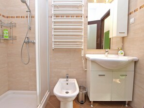 Standard House, 1 Bedroom (0165) | Bathroom | Shower, hair dryer, towels - House 385 (Pula)