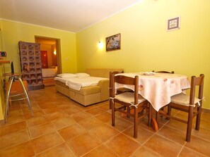 Standard Apartment, 1 Bedroom (0166) | In-room dining