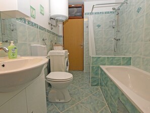 Appartement Standard, 1 chambre (0166) | Salle de bain | Ensemble baignoire-douche, baignoire profonde, séchoir à cheveux
