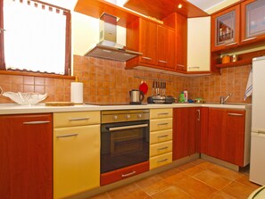 Standard Apartment, 1 Bedroom (0166) | Private kitchen | Fridge, oven, stovetop, electric kettle - Apartment 389 (Pula)