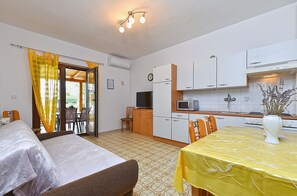 Standard Apartment, 2 Bedrooms (417/949) | Living area | TV