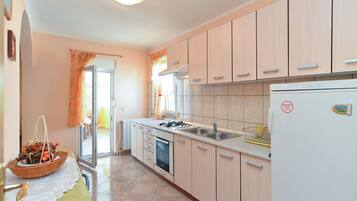 Standard Apartment, 3 Bedrooms (436/1002) | Private kitchen | Fridge, oven, stovetop, coffee/tea maker