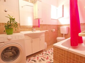Standard-Apartment, 4 Schlafzimmer (0172) | Badezimmer | Badewanne und Dusche (separat), Komfortbadewanne, Haartrockner
