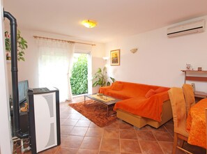 스탠다드 아파트, 침실 4개 (0172) | 거실 | TV