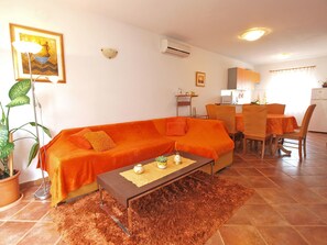 Standard-Apartment, 4 Schlafzimmer (0172) | Wohnbereich | Fernseher