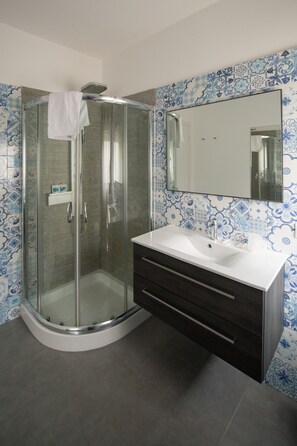 Quarto quádruplo superluxo | Banheiro | Chuveiro, chuveiro com efeito de chuva, produtos de toalete grátis 