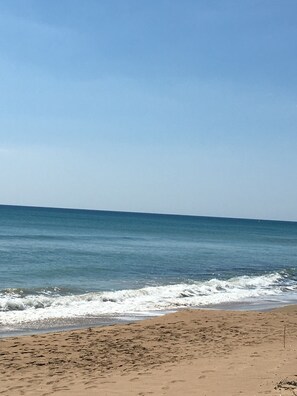 On the beach, white sand, sun-loungers - B&B Oikos Selinunte (Castelvetrano)