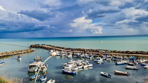 A marina with boats docked, a pier, and a rocky shoreline. - B&B Oikos Selinunte (Castelvetrano)