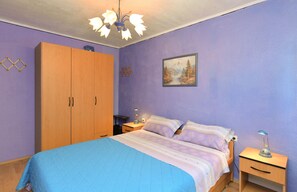 Tabla de planchar con plancha, wifi gratis y ropa de cama 
