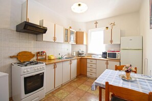 Appartement Standard, 2 chambres (0175) | Cuisine privée | Réfrigérateur, micro-ondes, four, plaque de cuisson