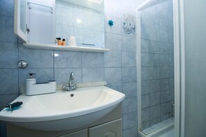 Standard Apartment, 2 Bedrooms (0175) | Bathroom - Apartment 517 (Pula)