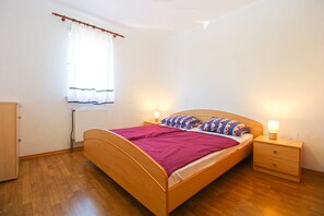 Standard Apartment, 2 Bedrooms (0175) | 2 bedrooms, soundproofing, iron/ironing board, free cribs/infant beds - Apartment 517 (Pula)