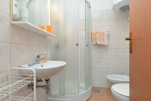 Standard Apartment, 1 Bedroom (0176) | Bathroom