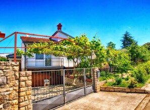 Vista frontal de la propiedad