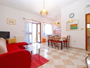 Standard-Studio, 1 Schlafzimmer (0179) | Wohnzimmer | Fernseher