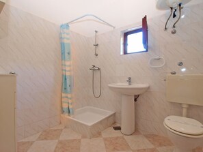 A bathroom with a shower, sink, and toilet. - Apartment 539 (Medulin)