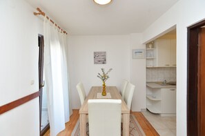 Standard Apartment, 2 Bedrooms (589/1428) | Living area | TV - Apartment 589 (Fazana)