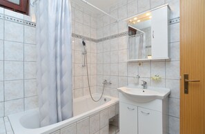 Standard Apartment, 2 Bedrooms (589/1428) | Bathroom | Hair dryer, towels - Apartment 589 (Fazana)