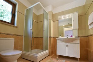 Standard Villa, 3 Bedrooms (0181) | Bathroom | Separate tub and shower, deep soaking tub, hair dryer, towels