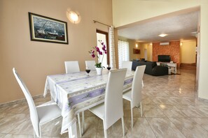 In-room dining - Villa 598 (Tinjan)