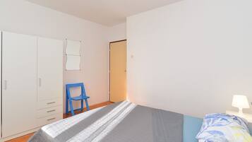 Apartamento estándar, 3 habitaciones (0184) | 3 dormitorios, tabla de planchar con plancha, wifi gratis y ropa de cama